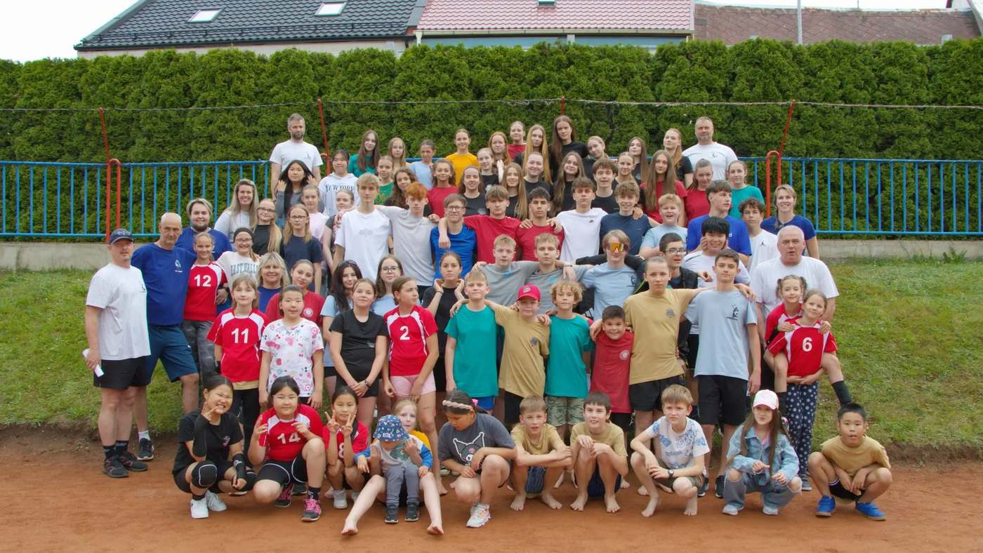 děti, hráči a trenéři VK Jirkov na antukových kurtech
